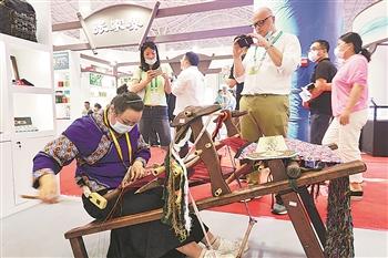 5月9日，在消博会湖南张家界展区，国家级非遗项目土家族织锦亮相。