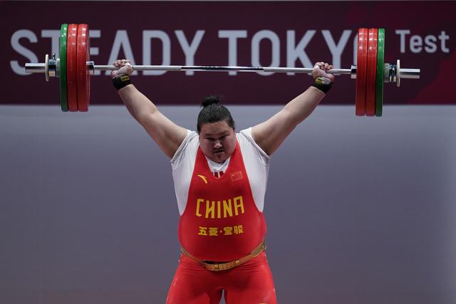 300斤中国举重女将能睡奥运纸板床？不用担心，我睡地上-